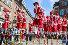 比利时那慕尔市举办传统民俗日活动