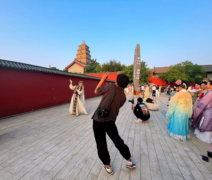 游客在大雁塔下拍照留念。人民网魏鑫 摄
