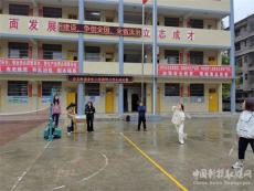 隆回县金桥小学工会举行教职工羽毛球比赛