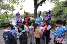 广西桂林：古榕桥边新鲜事 “山歌”“渔鼓”普法忙