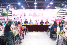 衡南县二中：创意插花致敬母爱