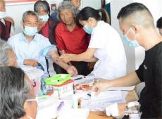 湖南新邵县陈家坊镇：将老人送上“健康快车”