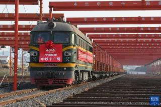 杭温铁路首列长轨安全进场