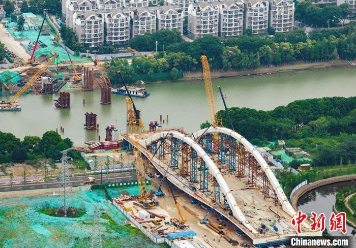 该大桥建成后，将方便当地民众出行。　泱波 摄