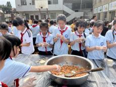 湖南宜章县黄沙镇：村小包饺子庆“六·一”