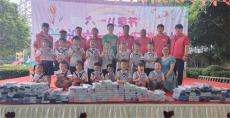 湖南宜章黄沙镇：志愿者为中心幼儿园捐赠爱心物品