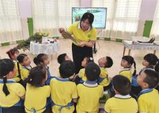 安徽庐江：幼儿包粽子 传承千年香