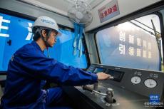 氢能源地铁施工作业车在湖北襄阳下线