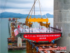 粤港澳大湾区工程黄茅海大桥首片钢箱梁吊装成功