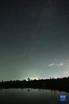 英仙座流星雨“绽放”哈巴湖