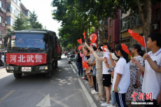 武警河北总队抗洪官兵撤离 涿州民众自发送别