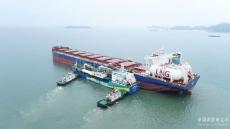 中国石油完成国内首单散货船外锚地“船对船”LNG加注