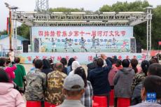 乌苏里江上放河灯 赫哲族人佑丰收
