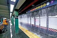 ﻿百年水管爆裂 纽约地铁变“水舞间”