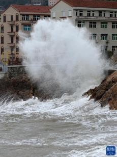 浙江温岭：台风“海葵”近 沿海掀巨浪