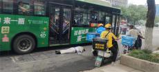 长沙：男子倒在公交车旁，一动不动疑似“身亡”