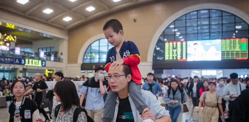 各地铁路部门迎来国庆出行高峰