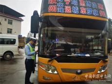 湖南蓝山县交警查处一超员营运客车除隐患
