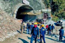 ﻿印度在建隧道坍塌40人被困
