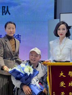 长沙：十年前公益小伙伴大爱相助 残疾男子送锦旗致谢