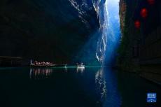湖北鹤峰：屏山峡谷光影如画