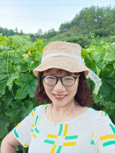 三尺讲台映初心 笔墨留芳育人香