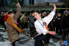 成都街头的锅庄舞会