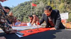 教师进村写春联 助力山乡年味浓
