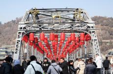 甘肃兰州：“中国红”辉映百年中山铁桥