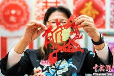 寄手成春，剪出彩虹——专访香港剪纸艺术家孙虹