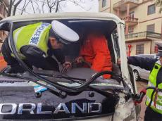 蓝山公安交警紧急救援被困司机