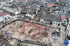 浙江诸暨：舞龙灯 迎大年[组图]
