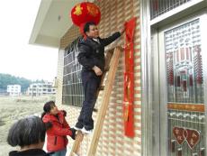 贴春联、挂灯笼，喜迎新年（图片新闻）