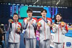 中国队男女4X100米自由泳接力夺冠并打破亚洲纪录