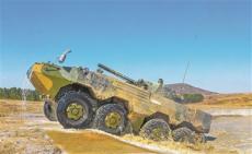东部战区陆军某旅组织装甲分队驾驶训练