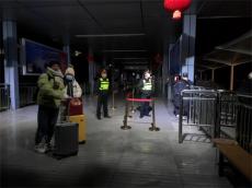 深夜守护者：黄山交通执法人员的温情坚守