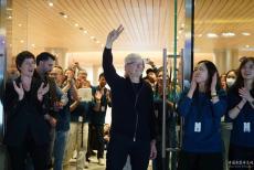 上海：苹果静安零售店开业 库克现身开门迎客
