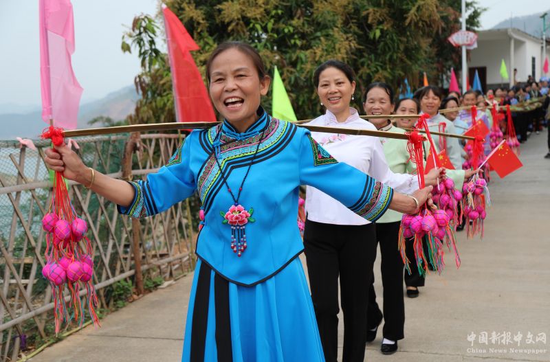 作腾村村民唱起迎客歌。隆林县融媒体中心供图