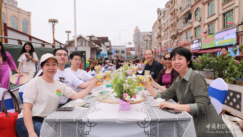 京族长桌宴吸引了众多游客。东兴市融媒体中心供图