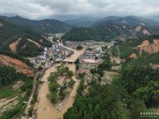 广东全力抢通暴雨重灾区江湾镇供电