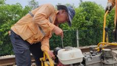 “呼叫吕师傅……”烈日下奔跑的机修工