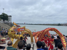 祁东县归阳镇举行新龙舟“下水”仪式