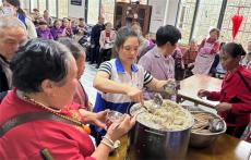 织金惠民街道开展“独乐乐不如‘粽’乐乐”爱老敬老活动