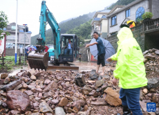 积极应对险情 灾后加紧重建