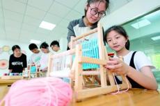 浙江湖州：暑托班孩子体验传统织布
