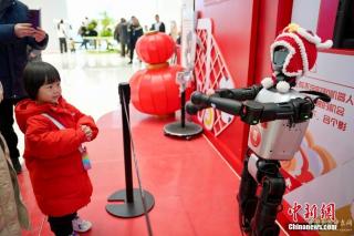 北京：AI科技庙会里过大年