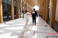 中外青年在杭州感受科技创新成果