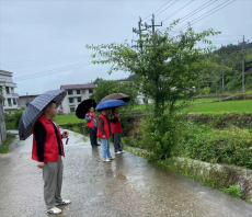 绥宁县黄土矿镇：雨中坚守显担当，志愿巡逻保平安