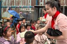 “六一”：凯里爱心企业为苗寨孩子们“送节”