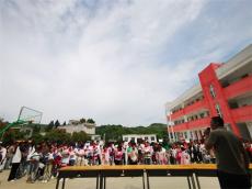 六大河报道 | 法治副校长黄凯：爱心捐赠进校园 